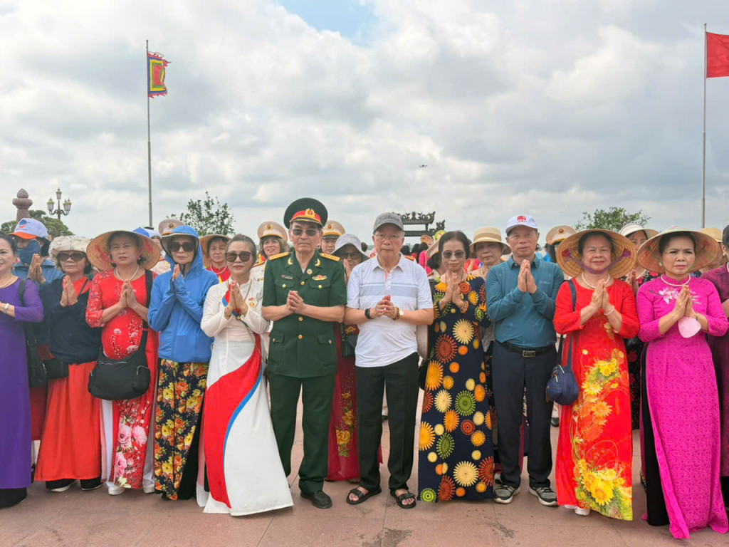 Các thành viên đoàn công tác Hội Giáo dục chăm sóc sức khoẻ cộng đồng Việt Nam dâng hương tại Khu di tích