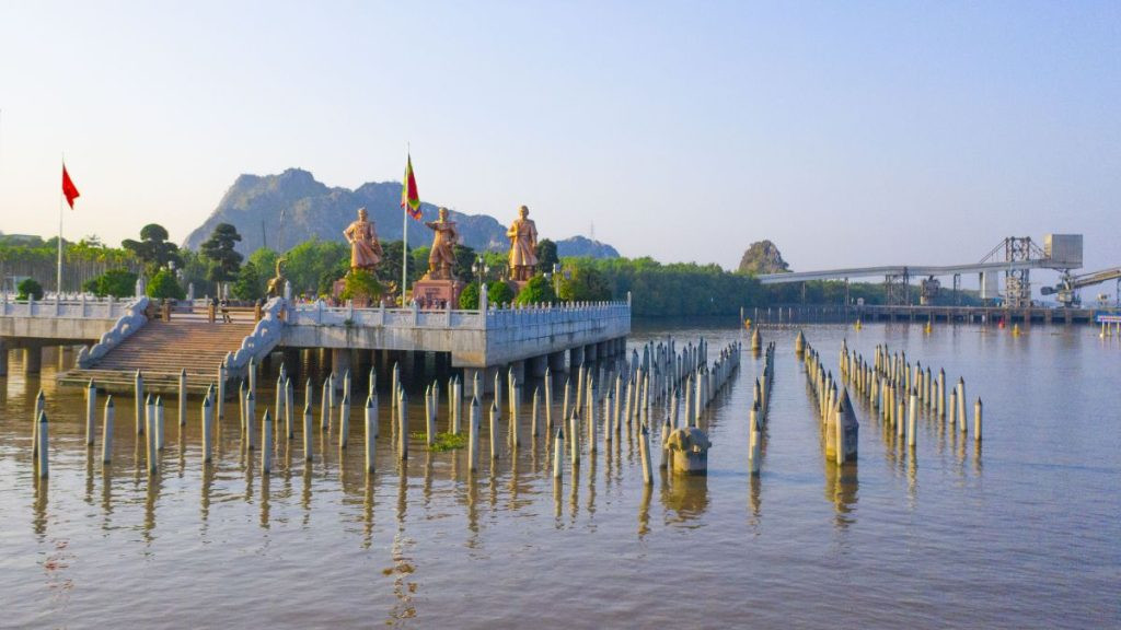 Khu di tích nằm bên dòng Bạch Đằng - nơi ghi dấu những chiến công oai hùng của dân tộc