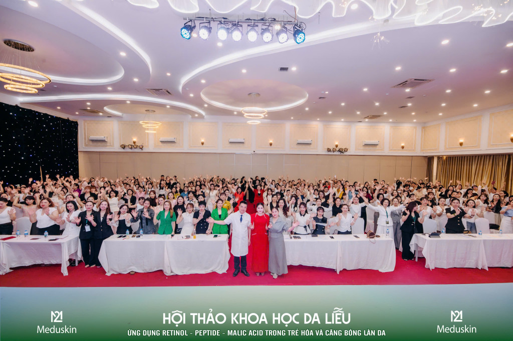 Hội thảo với sự tham gia chia sẻ chuyên môn của Thạc sĩ, Bác sĩ Hà Tuấn Minh, CEO Nguyễn Thị Giang cùng chuyên gia da liễu Lana Nguyễn (Ảnh: BTC)