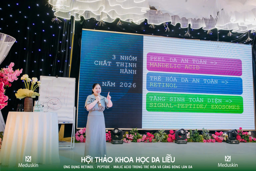 chuyên gia da liễu Lana Nguyễn phát biểu tại hội thảo (Ảnh: BTC)