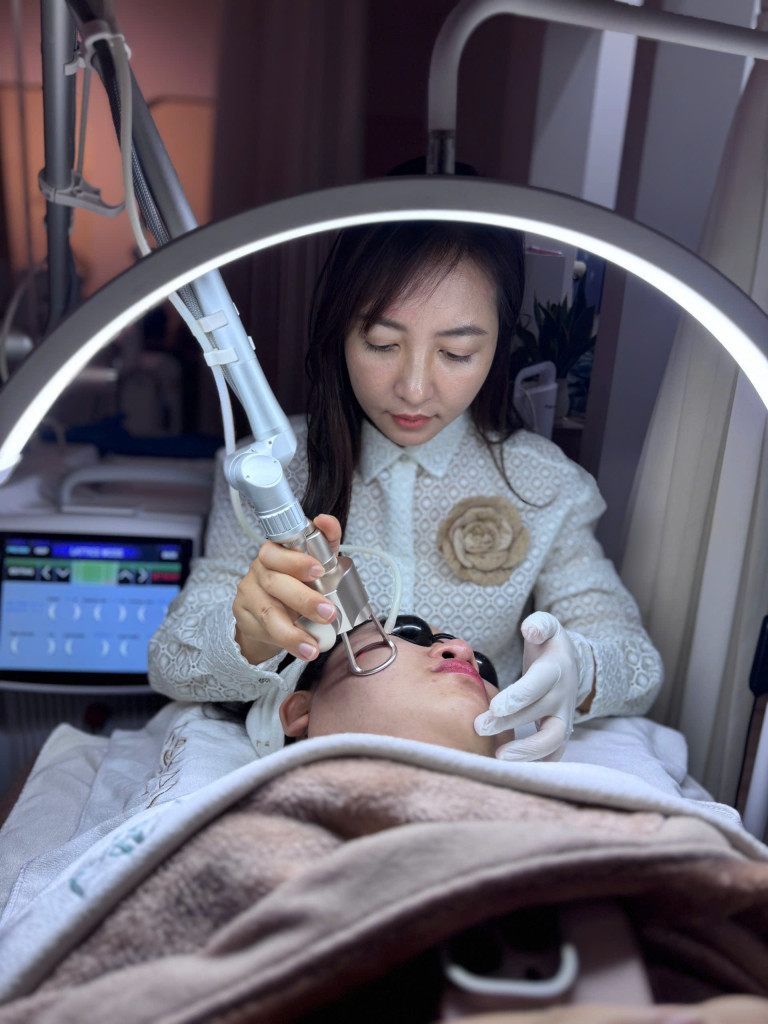 Trong chăm sóc da công nghệ cao, chị Giang đề cao sự phù hợp, an toàn vệ sinh và theo dõi phản ứng của từng khách hàng (Ảnh: BTC)