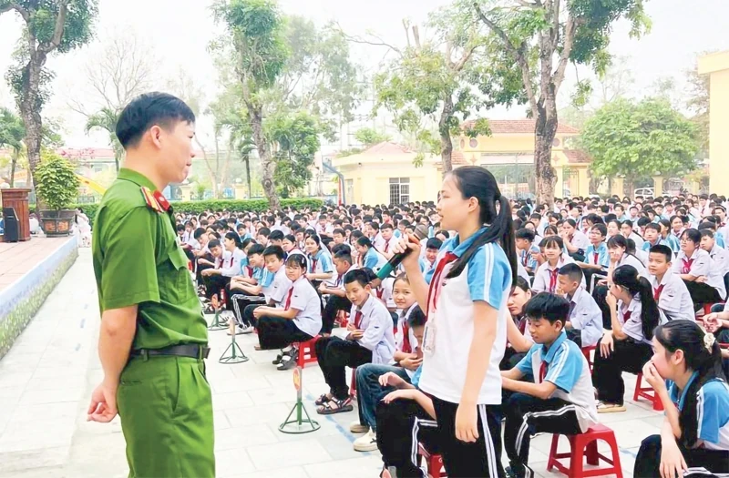 Công an xã Lưu Vệ tuyên truyền pháp luật, phòng chống ma túy, bạo lực học đường cho các em học sinh (Ảnh: Lê Phượng)
