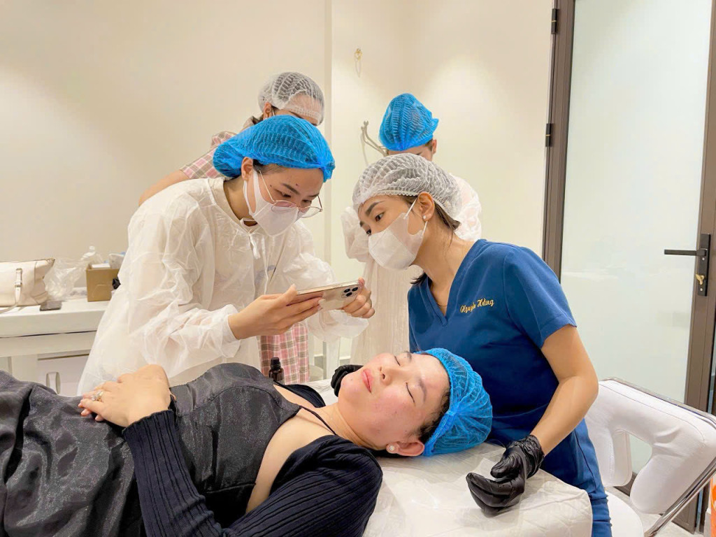 Một buổi thực hành, trao đổi chuyên môn trong môi trường chăm sóc da có kiểm soát vệ sinh và quy trình (Ảnh: BTC)