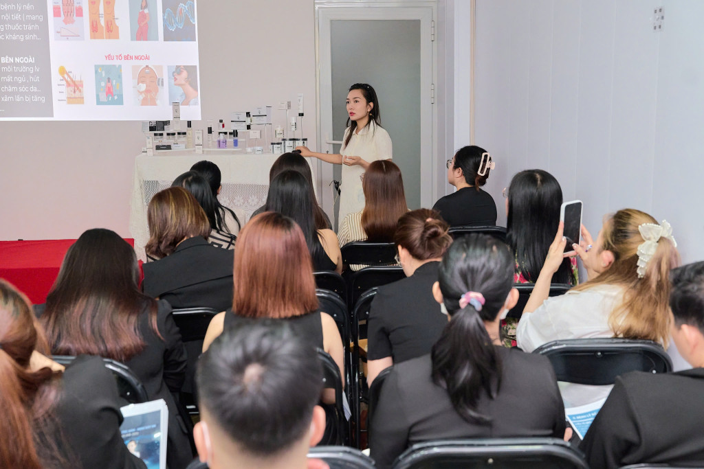 Các buổi đào tạo giúp học viên tiếp cận kiến thức chăm sóc da theo hướng thực hành, dễ hiểu và có trách nhiệm với khách hàng (Ảnh: BTC)