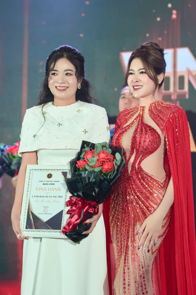 Hình ảnh vinh danh nhà phân phối xuất sắc năm 2024 tại công ty  Mỹ phẩm Mairis