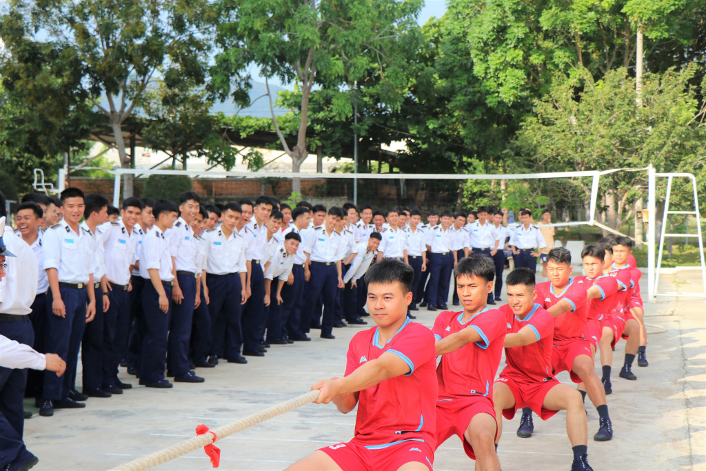 Một trận thi đấu kéo co tại Tiểu đoàn quản lý học viên đào tạo sĩ quan cấp phân đội (Ảnh: PV)