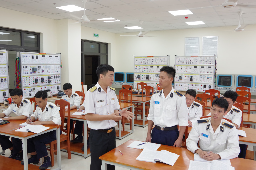 Giảng viên và học viện trao đổi sôi nổi trong giờ giảng Bộ môn Khoa Cơ điện (Ảnh: PV)