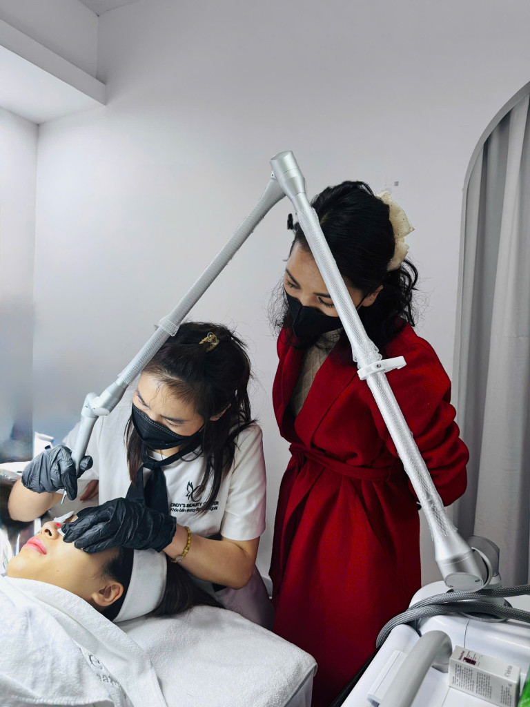 Hình ảnh Vân Anh trong môi trường đào tạo, giao lưu và phát triển cộng đồng làm đẹp (Ảnh: BTC)