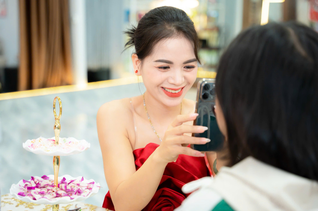 Khoảnh khắc Vân Anh xuất hiện trong hoạt động kết nối ngành làm đẹp và sức khỏe (Ảnh: BTC)