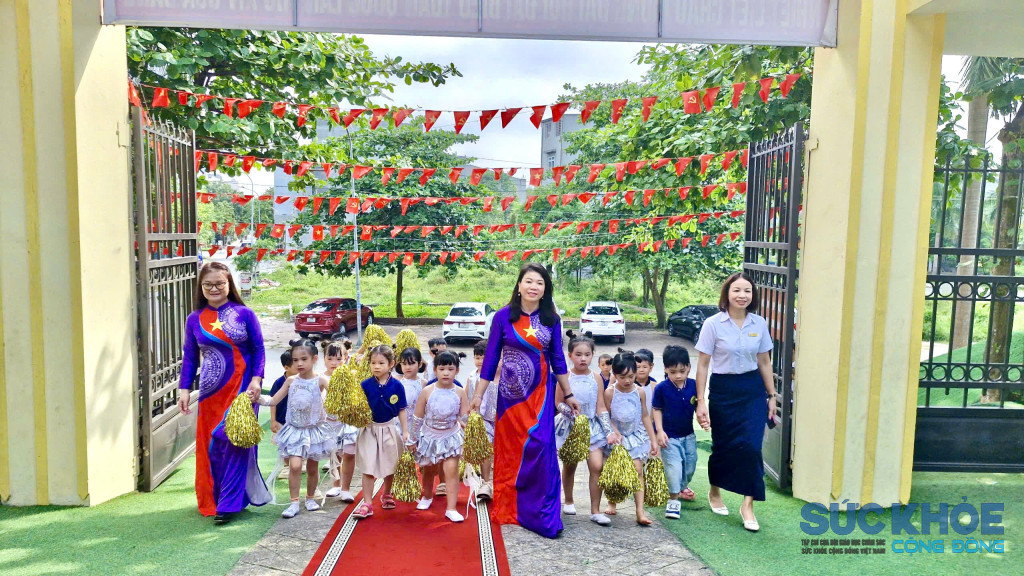 Cô giáo Trần Bích Hoà cùng cô giáo Hiệu trường Trường Mầm non Sao Mai đón học sinh thăm trường tiểu học (ảnh: Đình Thơm)