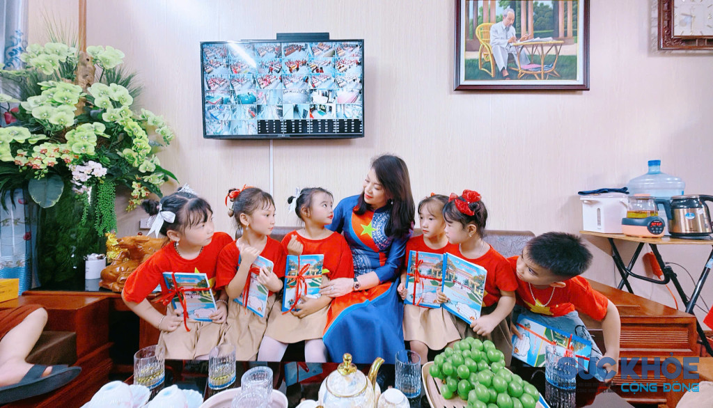 Thăm quan phòng cô Hiệu trưởng Trường tiểu học Minh Phương (ảnh: Đình Thơm)