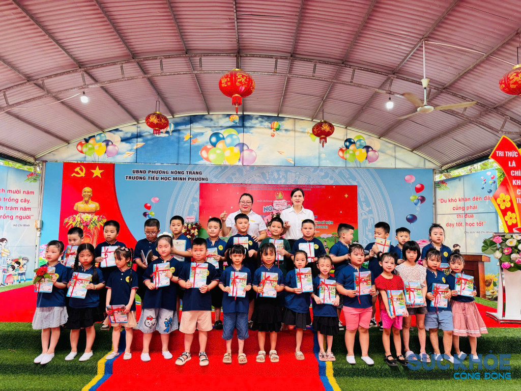 Cô trò trường Mầm non Sao Mai chụp ảnh tại Trường tiểu học Minh Phương(ảnh: Đình Thơm)