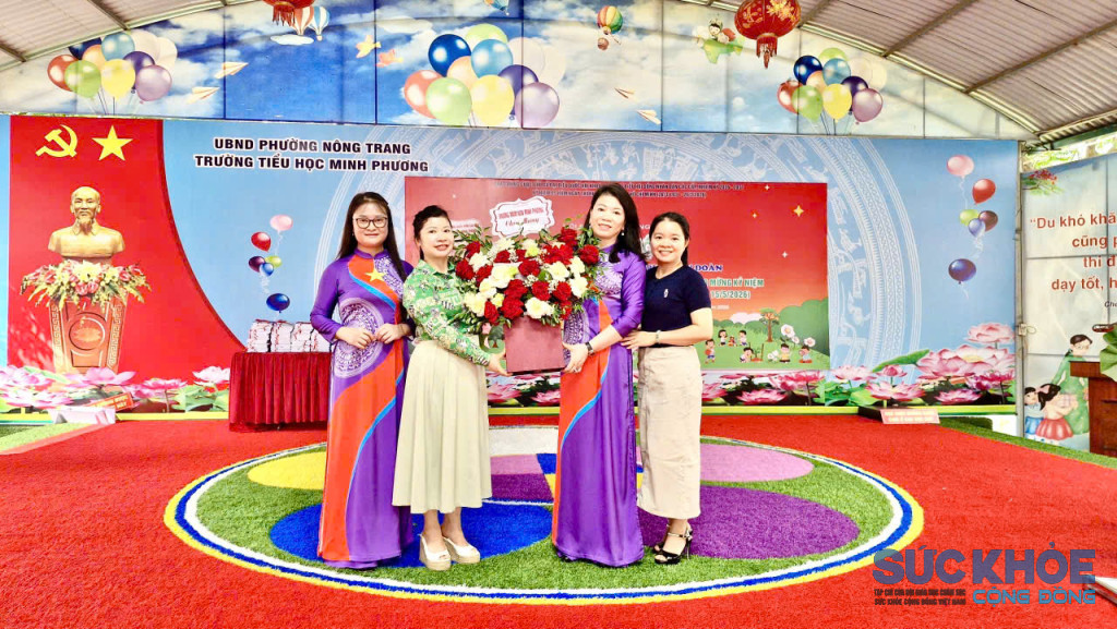 Trường mầm non Minh Phương tặng hoa chúc mừng Trường tiểu học Minh Phương (ảnh: Đình Thơm)