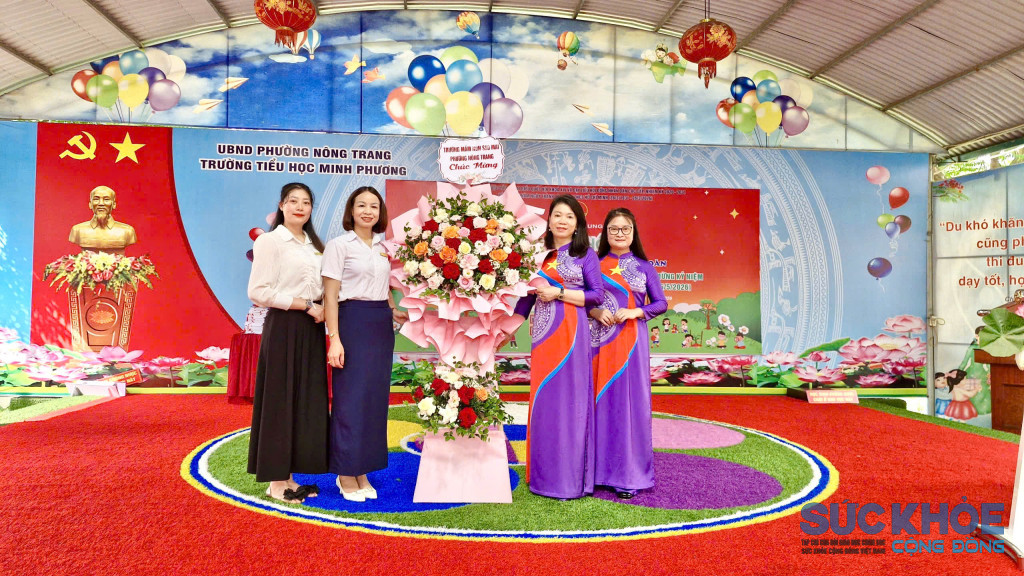 Trường mầm non Sao Mai tặng hoa Trường tiểu học Minh Phương (ảnh: Đình Thơm)