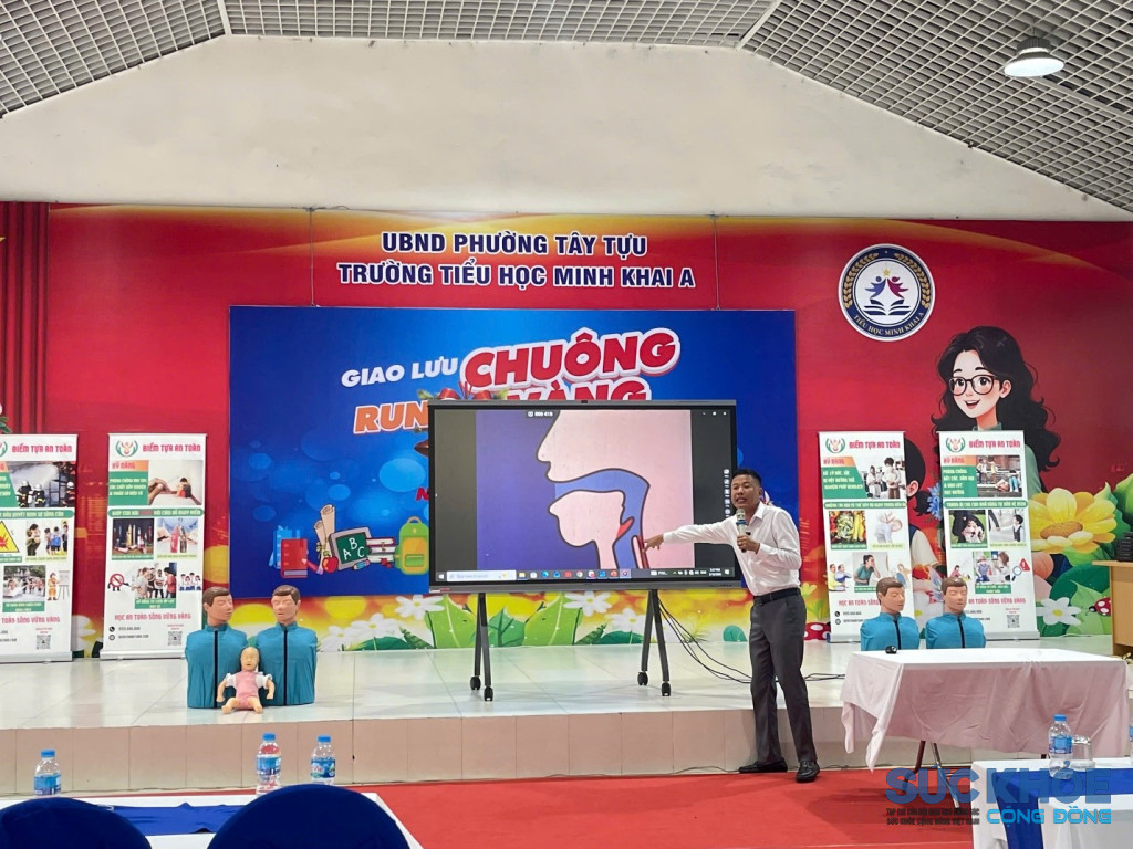 Chuyên gia hướng dẫn kỹ năng xử lý hóc dị vật đường thở và sơ cấp cứu ban đầu cho giáo viên, phụ huynh tại chương trình tập huấn an toàn trường học