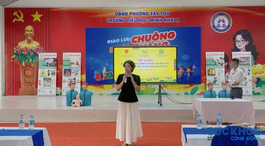 Đại diện Ban tổ chức chia sẻ về ý nghĩa thiết thực của chương trình tập huấn kỹ năng an toàn, góp phần nâng cao nhận thức, xây dựng môi trường học tập an toàn và chủ động phòng ngừa tai nạn thương tích cho trẻ em trước mùa hè 2026.
