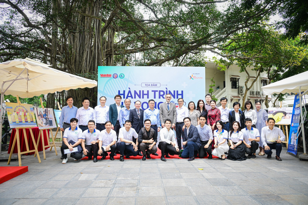 Các đại biểu chụp ảnh lưu niệm tại chương trình 