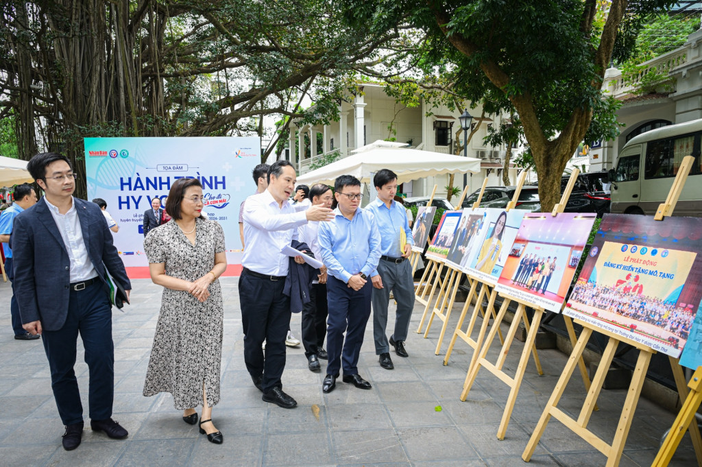 Các đại biểu tham quan không gian trưng bày, quảng bá về hoạt động 