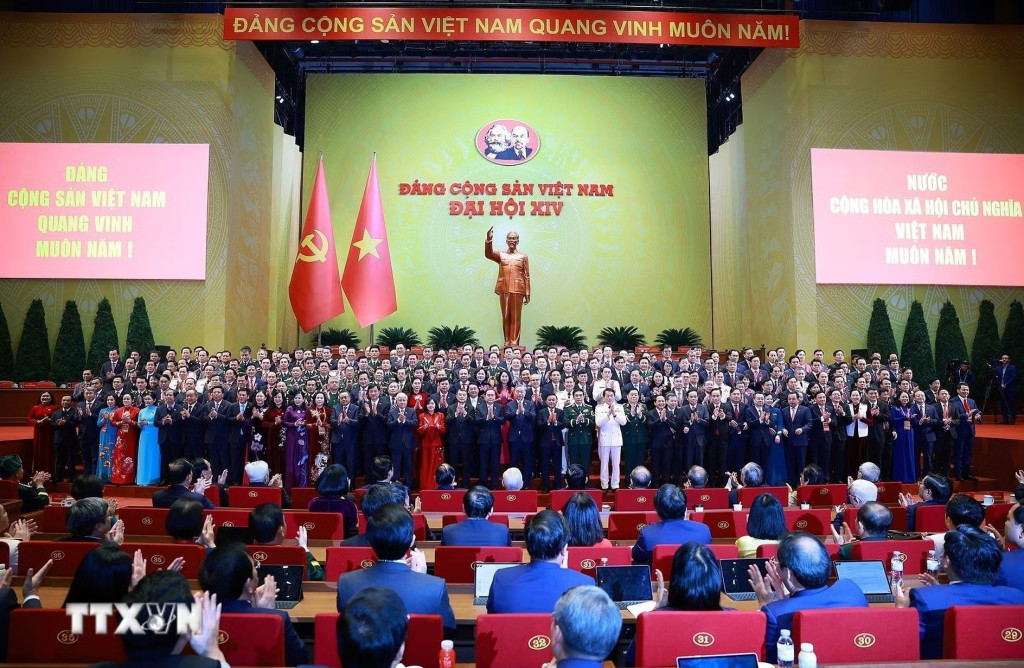 Ban Chấp hành Trung ương Đảng Cộng sản Việt Nam khóa XIV ra mắt Đại hội. (Ảnh: TTXVN)