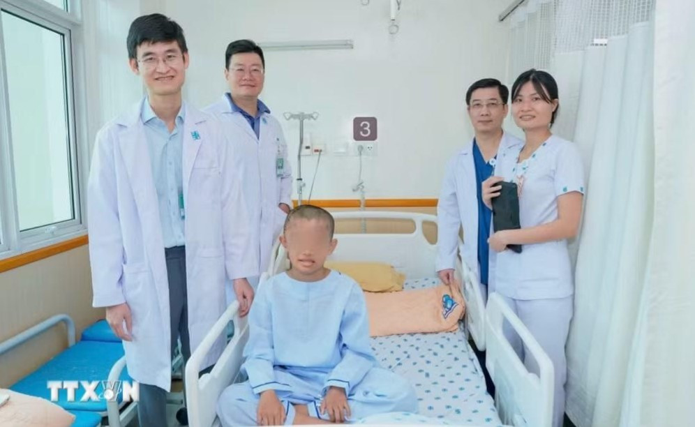 Bệnh nhi và êkíp y bác sỹ sau phẫu thuật (Ảnh: TTXVN phát)