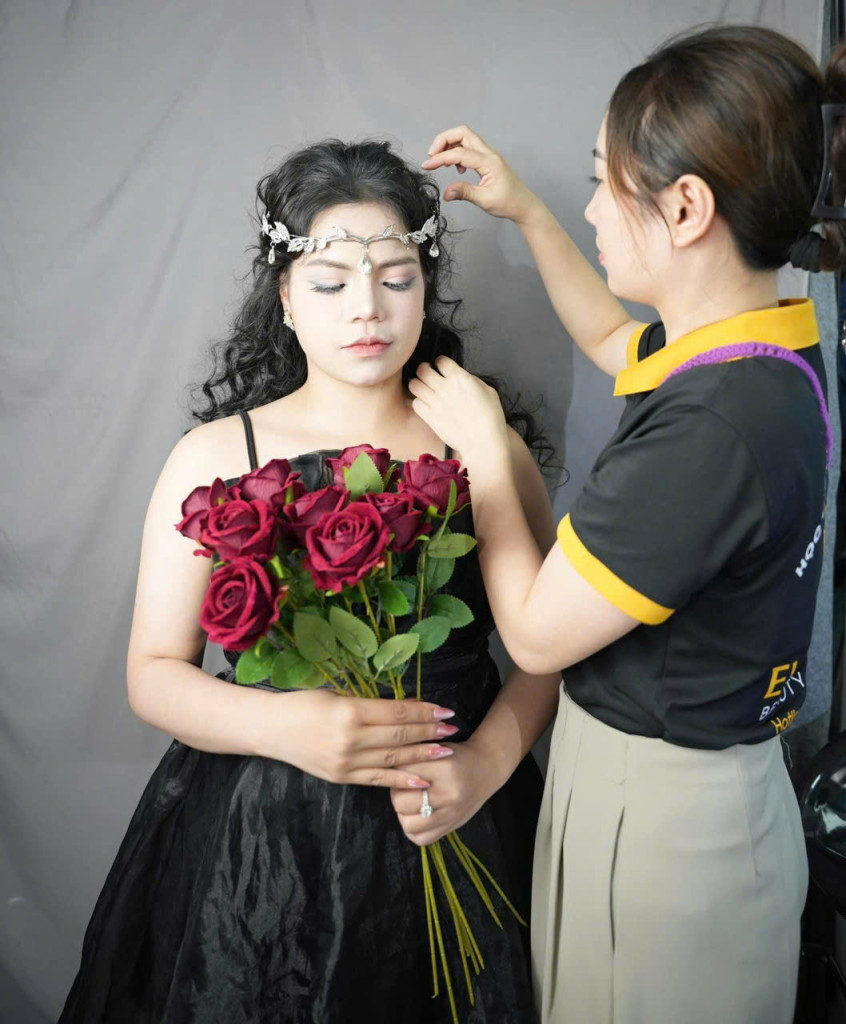 Diệu Linh trong quá trình thực hiện layout makeup (Ảnh: BTC)