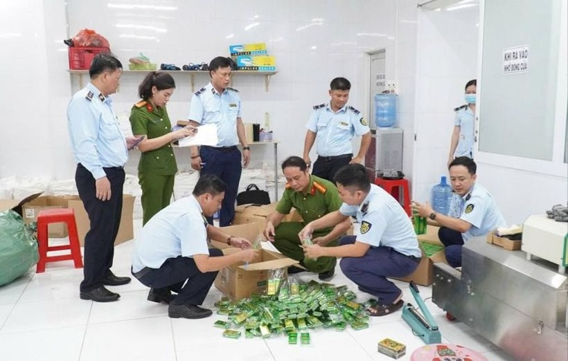 Cơ quan chức năng phối hợp tiến hành kiểm đếm số tang vật (Ảnh: CACC)