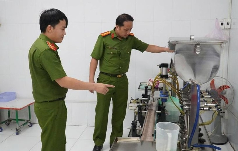Máy móc dùng để sang chiết dầu gió giả (Ảnh: CACC)