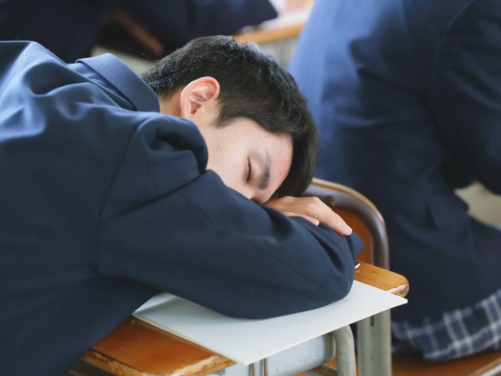 Ngủ không đủ giấc khiến cơ thể mệt mỏi, não khó tập trung (Ảnh: Sưu tầm)