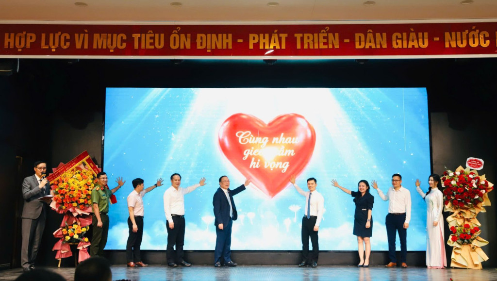 Đại diện Ban tổ chức thực hiện nghi thức phát động đăng ký hiến tạng tại chương trình toạ đàm (Ảnh: CATH)
