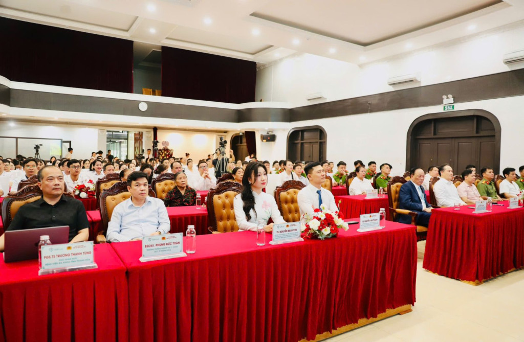 Các đại biểu tham gia chương trình 