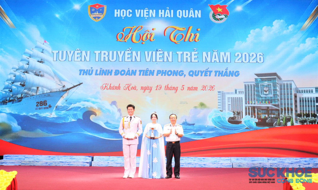 Ban Tổ chức trao giải cho 02 cá nhân tuyên truyền viên chính xuất sắc nhất Hội thi