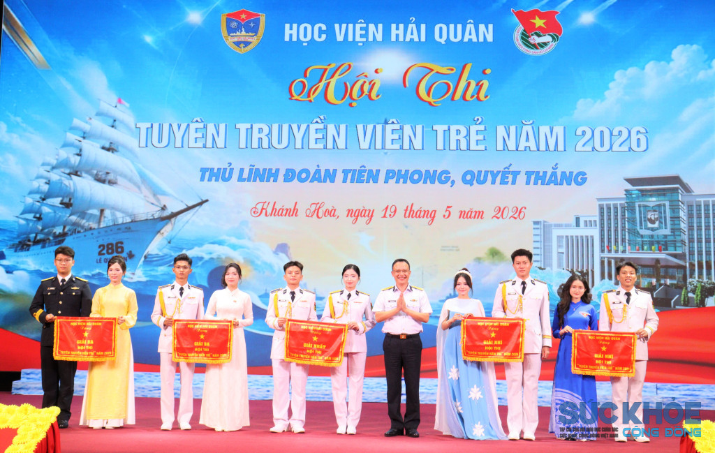 Ban Tổ chức trao giải cho các đội thi