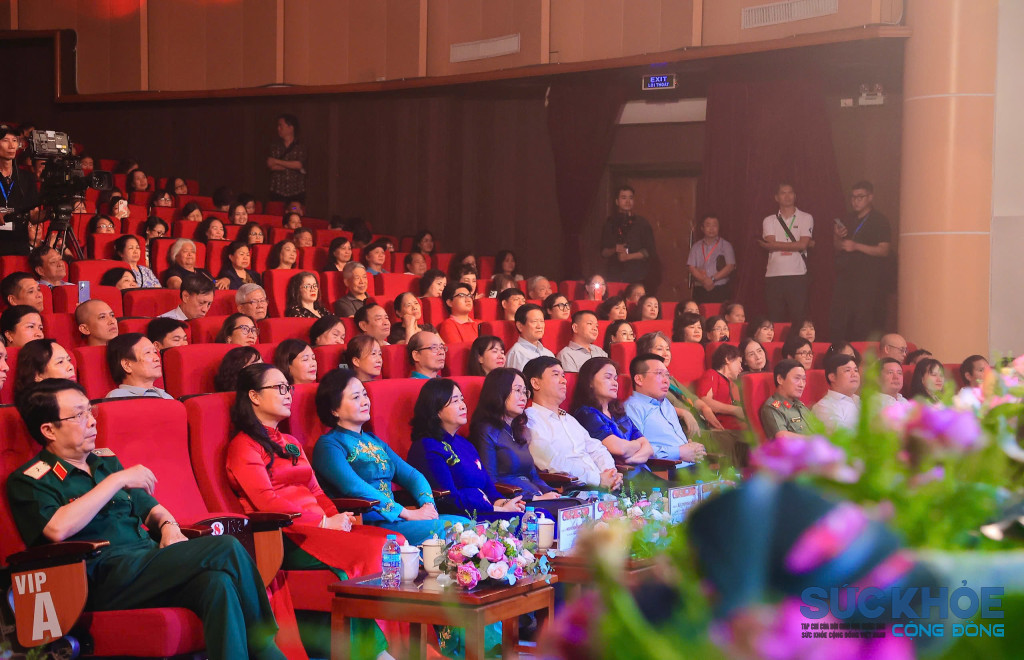 Các đại biểu, nhân dân tham dự chương trình
