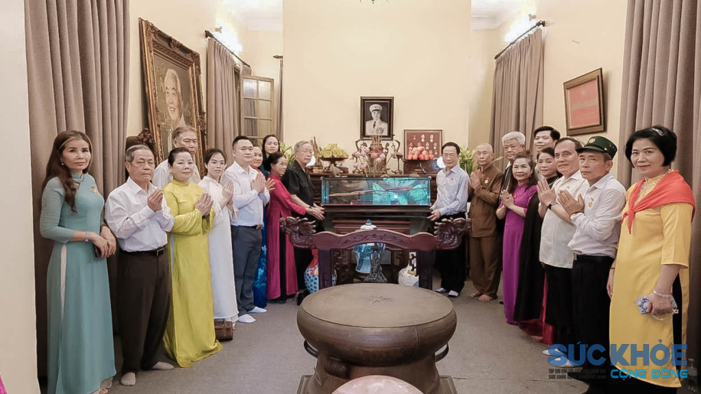Đoàn Trung ương Hội VACHE dâng hương tưởng niệm Đại tướng Võ Nguyên Giáp (Ảnh: Trần Tiến)