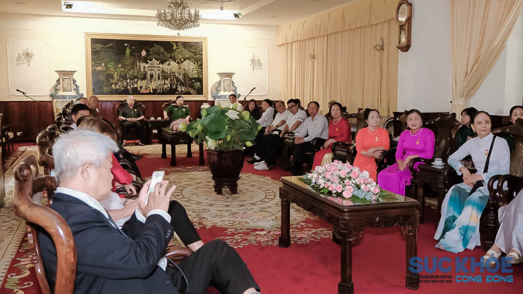 Đoàn đại biểu Trung ương Hội Giáo dục chăm sóc sức khỏe cộng đồng Việt Nam đã xúc động theo dõi bộ phim tư liệu “Những phút cuối đời của Bác” (Ảnh: Trần Tiến)