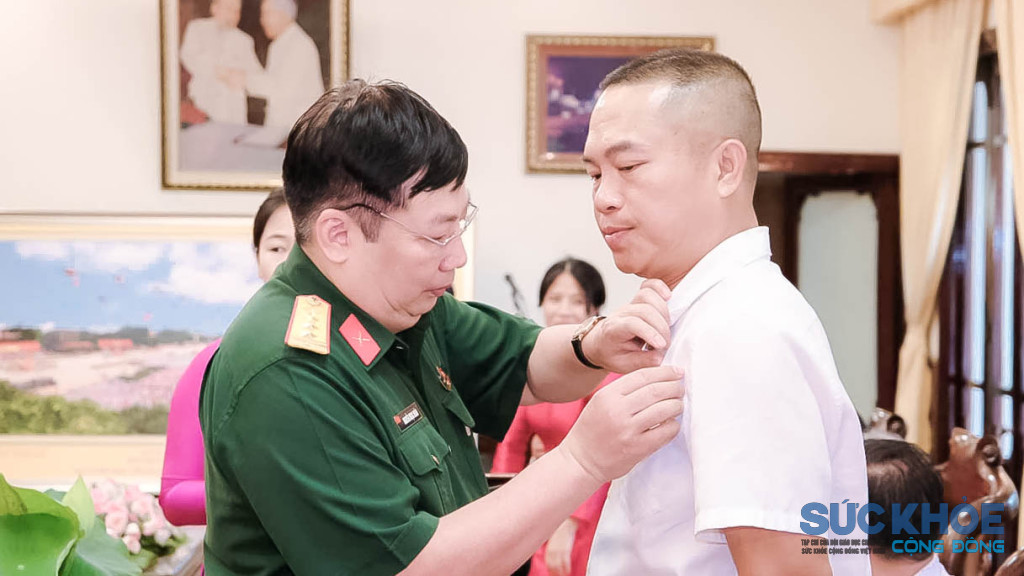 Bộ Tư lệnh Bảo vệ Lăng Chủ tịch Hồ Chí Minh trao tặng Huy hiệu Bác Hồ cho các thành viên trong Đoàn (Ảnh: Trần Tiến)