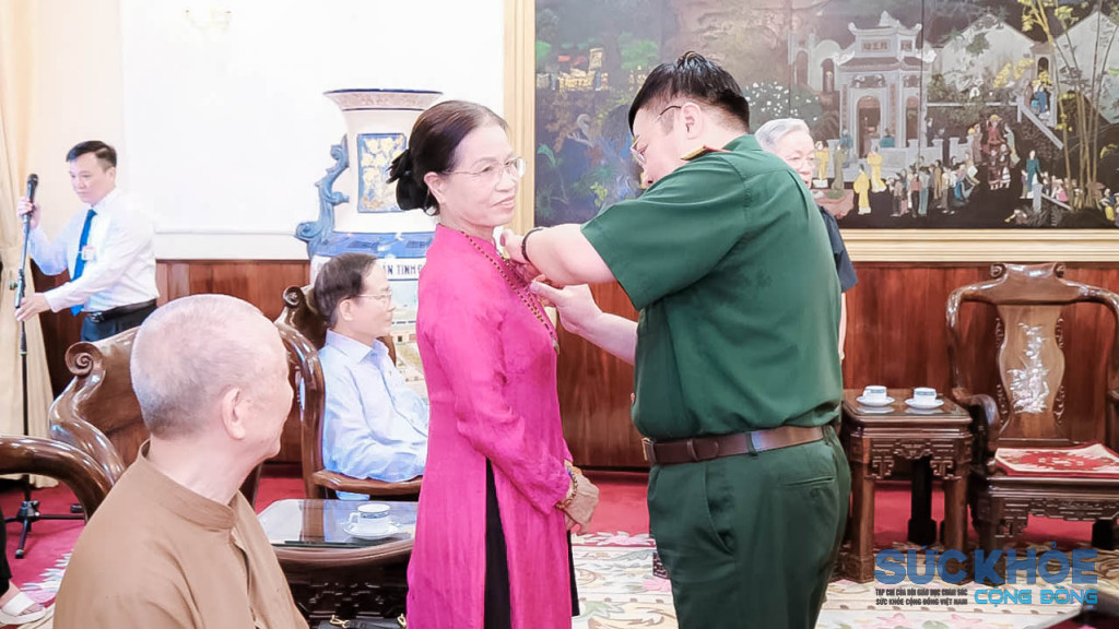 Bộ Tư lệnh Bảo vệ Lăng Chủ tịch Hồ Chí Minh trao tặng Huy hiệu Bác Hồ cho các thành viên trong Đoàn (Ảnh: Trần Tiến)