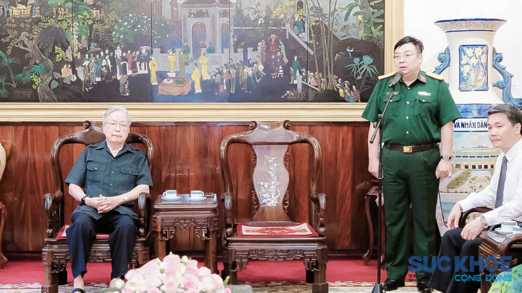 Đại tá Nguyễn Hoàng Ân, Phó Tư lệnh Bộ Tư lệnh Bảo vệ Lăng Chủ tịch Hồ Chí Minh chia sẻ tại buổi gặp mặt (Ảnh: Trần Tiến)