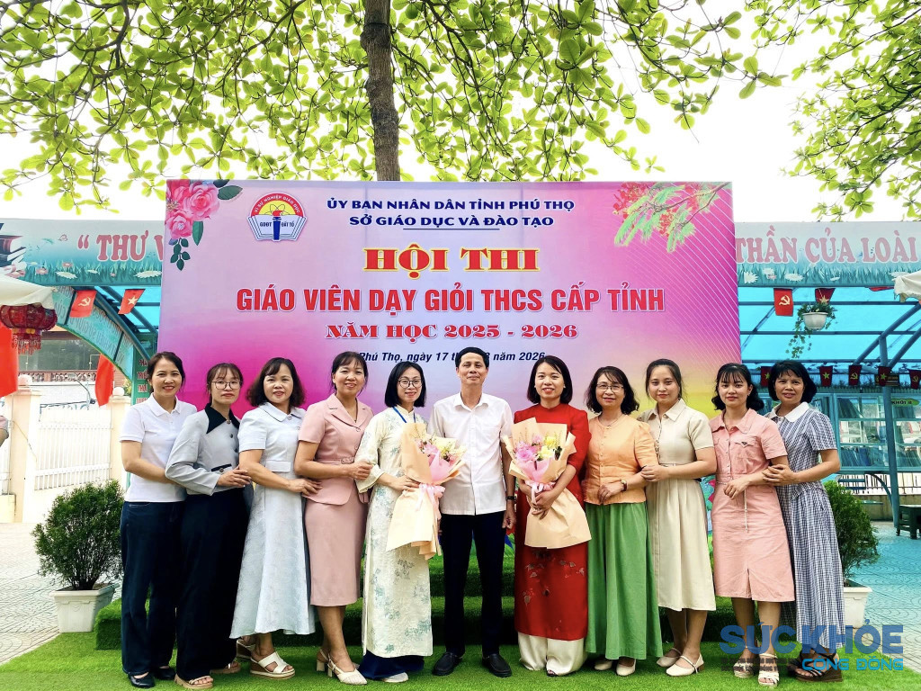 Tặng hoa chúc mừng cô giáo thi đoạt giáo viên dạy giỏi cấp tỉnh (ảnh: TL)