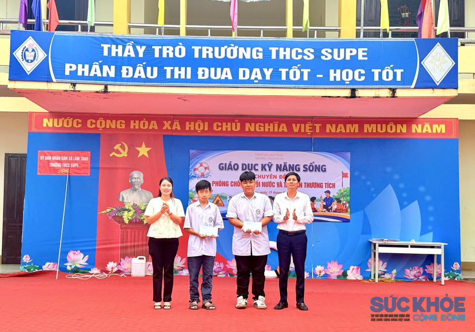 Tặng quà cho học sinh đoạt thành tích xuất sắc tại các cuộc thi (ảnh: TL)