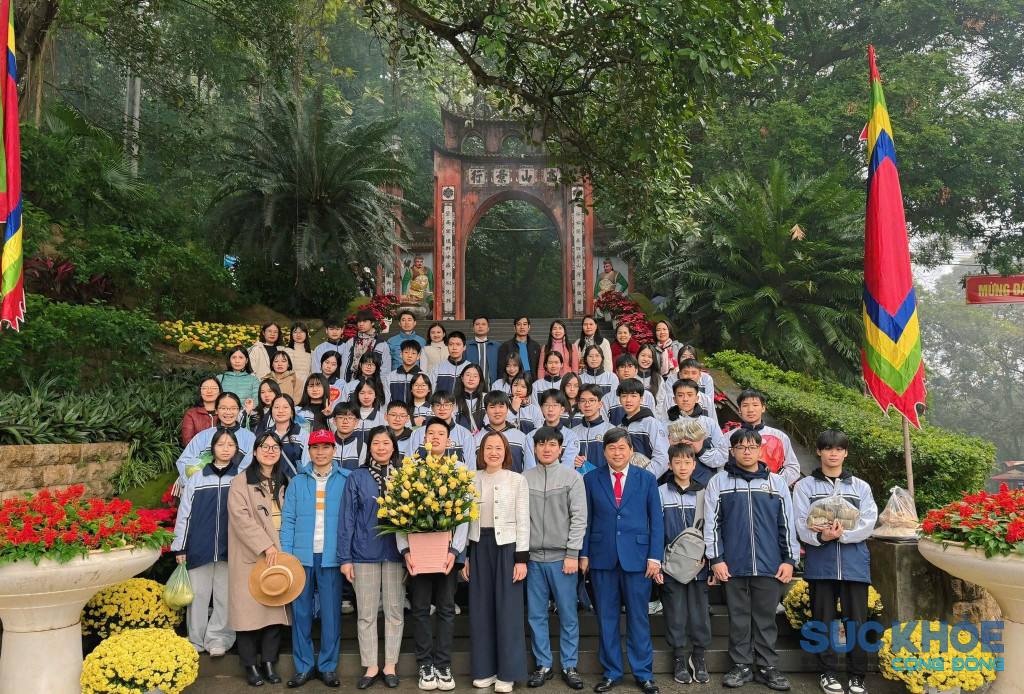 Thầy cô và học sinh Trường THCS Vũ Duệ có thành tích xuất sắc báo công Vua Hùng (ảnh:TL)