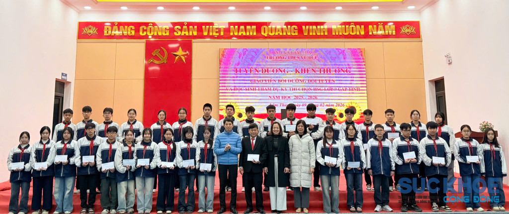 Tuyên dường thầy cô và học sinh xuất sắc Trường THCS Vũ Duệ (ảnh: TL)