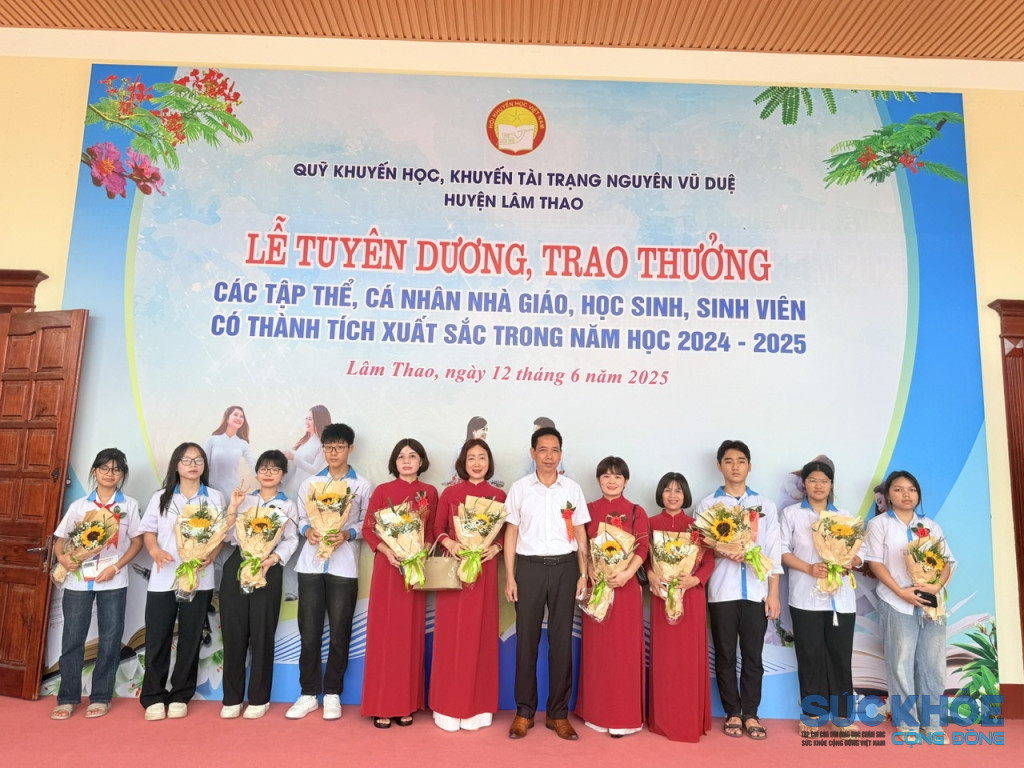 Tuyên dương trao thưởng cho thầy cô và học sinh có thành tích xuất sắc Trường THCS Cao Mại (ảnh: TL)