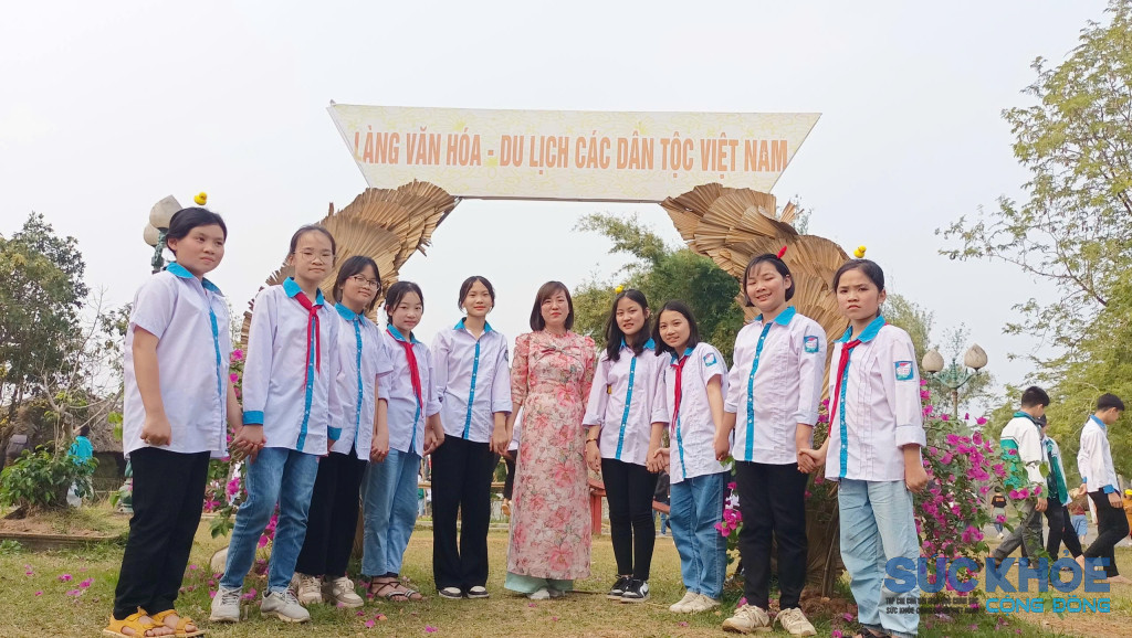 Cô trò trường THCS Cao Mại tham gia trải nghiệm tại Làng văn hoá du lịch các dân tộc (ảnh: TL)