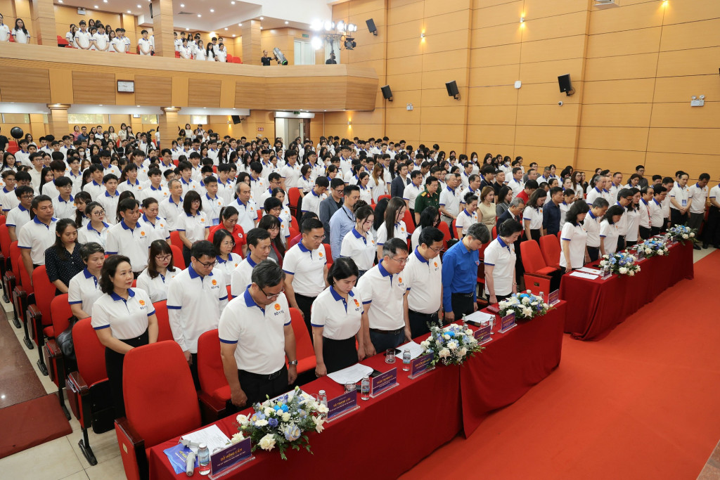 Các đại biểu và sinh viên tham dự Ngày Hưởng ứng hiến tặng mô, tạng 20/5 tưởng nhớ tri ân những người hiến tạng (Ảnh: VGP)