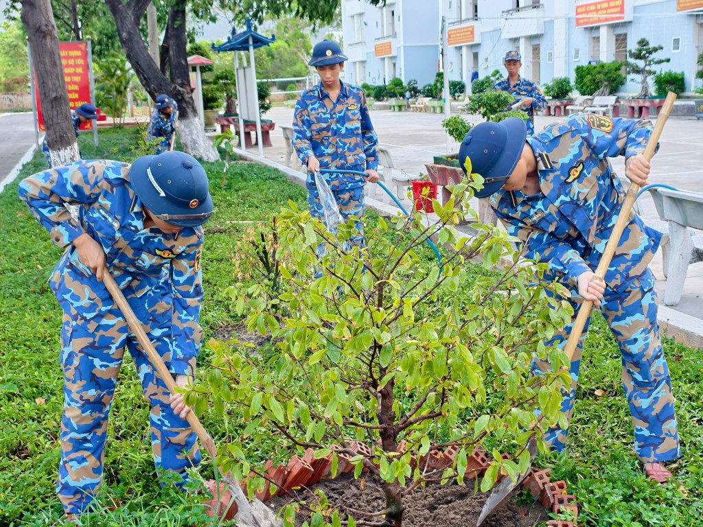 Học viên tu sửa bồn hoa, khuôn viên doanh trại và chăm sóc cây xanh tại Tiểu đoàn 3 (Ảnh: PV)