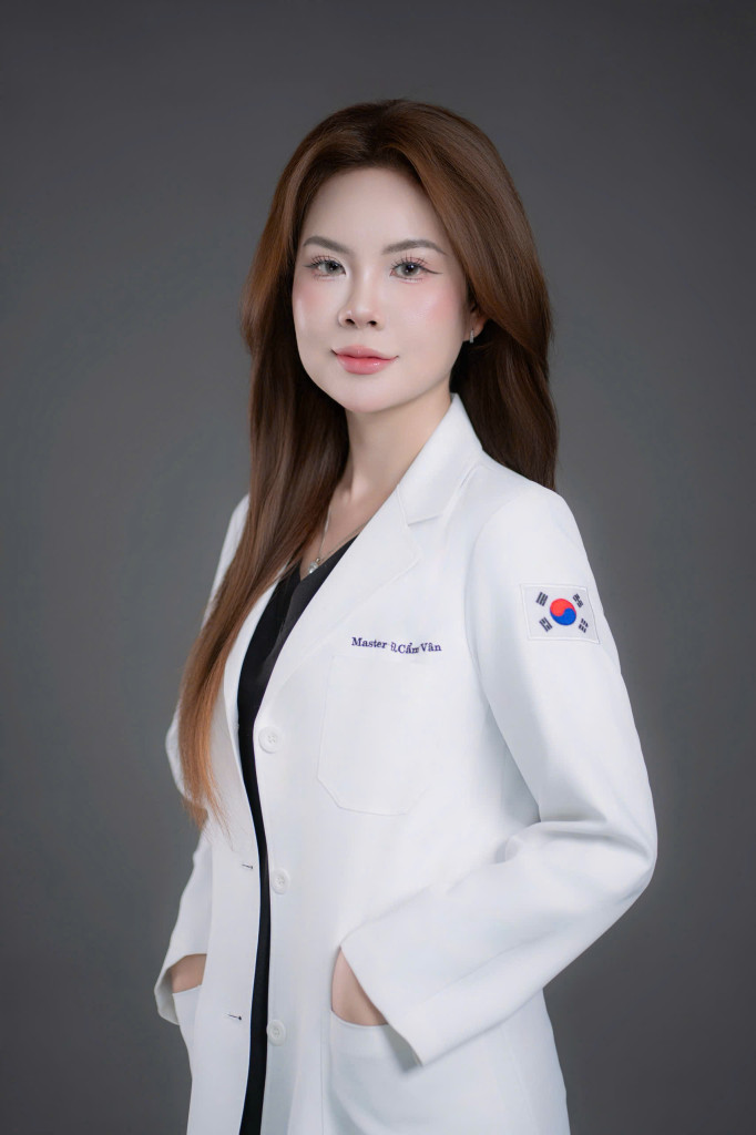 Chân dung Ms. Đào Cẩm Vân trong trang phục chuyên môn, hình ảnh gắn với tinh thần chỉn chu của Vanis Skinlab (Ảnh: BTC)