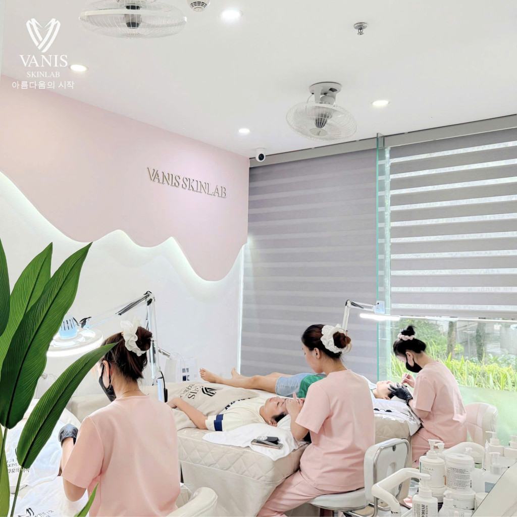 Không gian Vanis Skinlab với phong cách sạch, sáng và mềm mại, nơi đội ngũ thực hiện dịch vụ chăm sóc da hằng ngày (Ảnh; BTC)