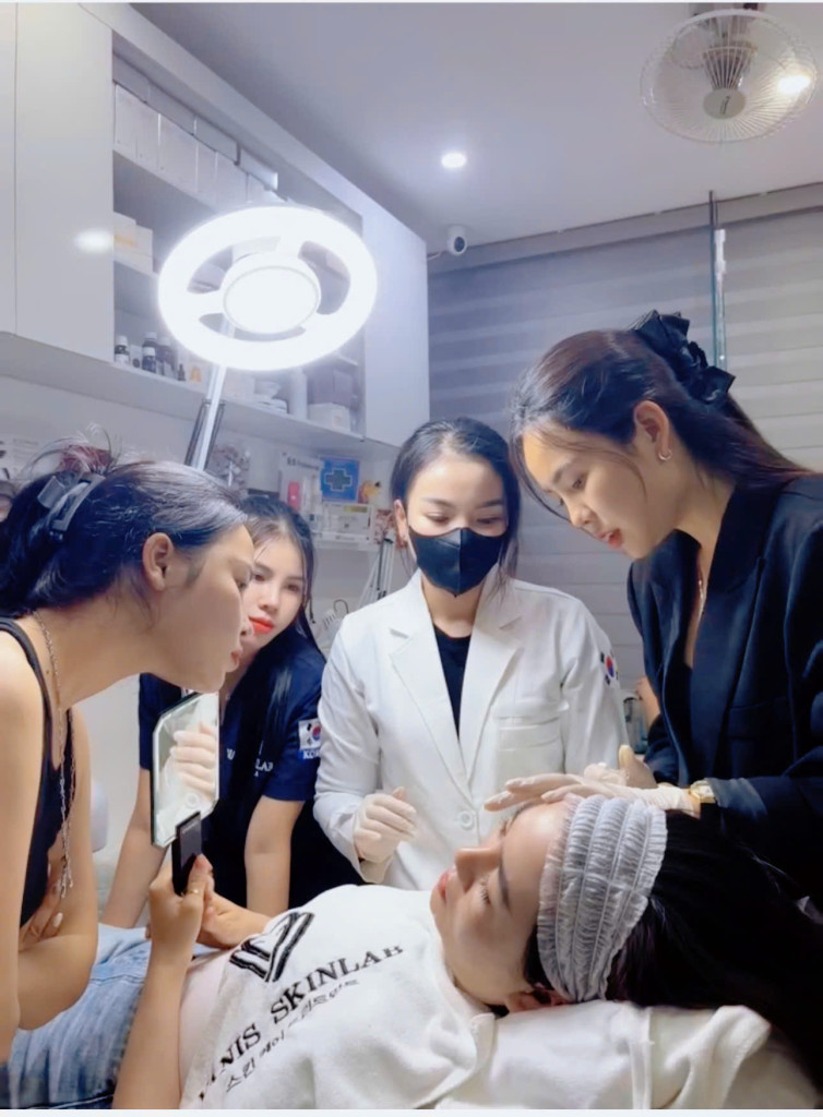 Giảng viên Đào Cẩm Vân hướng dẫn học viên quan sát làn da và thực hành thao tác trong buổi đào tạo (Ảnh: BTC)