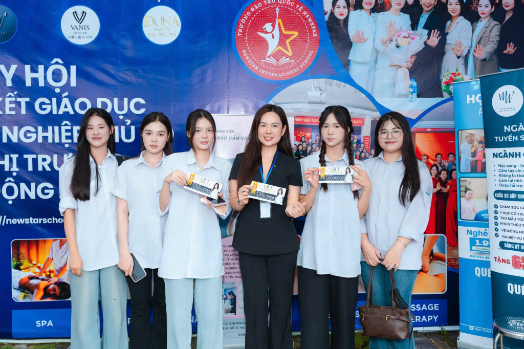 Đào Cẩm Vân cùng học viên Trường Quốc tế Newstar trong hoạt động kết nối và định hướng nghề (Ảnh: BTC)